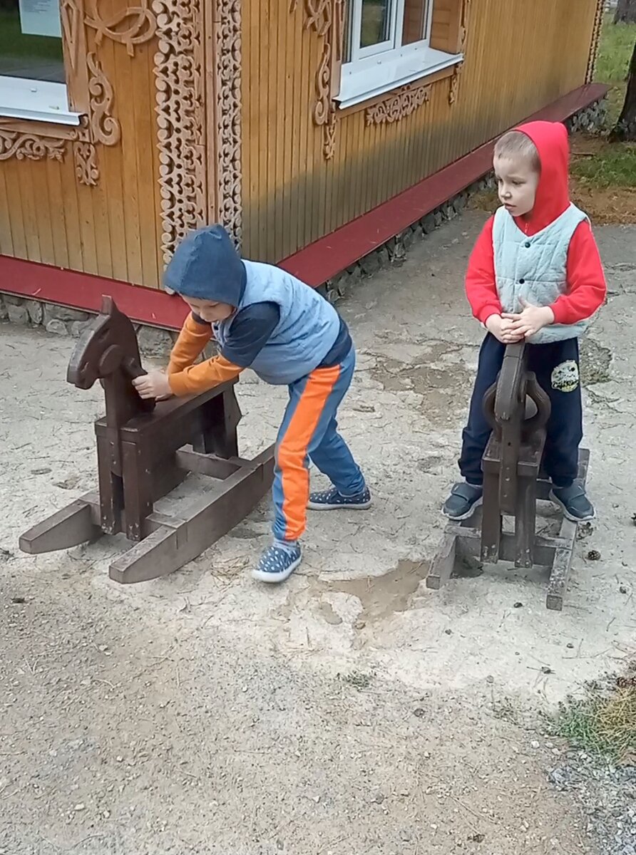 Даже тут у Паши что-то пошло не так. Главное, у Вади конь нормально скачет, а вот Паше своего толкать приходится))