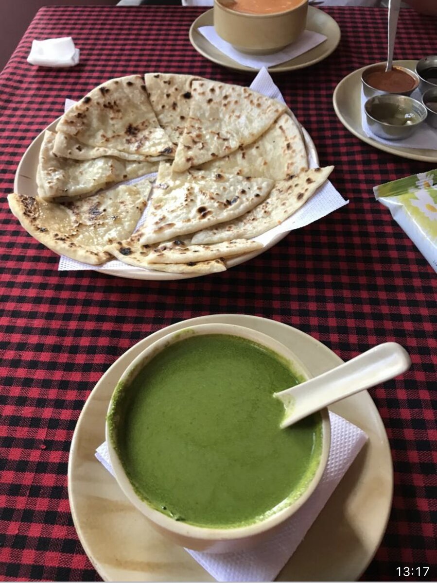У дочери суп из спаржи, у меня чечевичный. Лепёшки и соусы на столе!