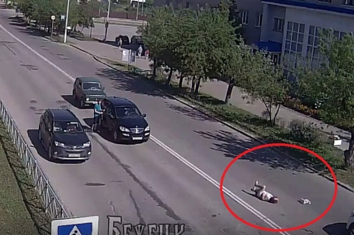    На видео попал момент ДТП с пешеходом в центре города Бежецк (18+)