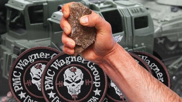 Вагнеровцев забили камнями: Прошли "бахмутскую мясорубку" и погибли на курорте ⚡В Краснодарском крае по горячим следам полиция задержала четверых местных жителей с нерусскими фамилиями, которые зверски убили безоружных кубанцев. От расправы спасся один их товарищ. Он и рассказал, что случилось в ту ночь на берегу горной реки. А в полиции в это время успокаивают народ: мол, никакой национальной подоплёки здесь нет. Однако местные так не считают.

Шумит листва деревьев, щебечут птицы, солнце красиво уходит за горизонт, и бежит по камушкам речка Дедеркой. В этих живописных местах расположились вечером на пикник 37-летний Павел и два его друга-тёзки, два Саши, – одному 41 год, другому 20 лет.

Всего в паре сотне метров отсюда стоят дома посёлка, который, как и речка, называется Дедеркой. Место в Туапсинском районе это тихое, туристических достопримечательностей нет, потому народ тут особо не встретишь. Разве что жители посёлка придут иногда ноги помочить.

Но в тот вечер из леса уверенным шагом вышла компания. Трое агрессивных парней и ещё один взрослый вожак. Они приблизились к отдыхающим – и тут началось...

Били сильно, не давая опомниться. В ход шло всё, что попадалось под руку, – в основном, тяжёлые камни с берега. 20-летний Александр на время потерял сознание, и это спасло его. Нападавшие решили, что он мёртв, и стали добивать других.

После расправы Александр очнулся, еле пришёл в себя и на подгибающихся ногах побрёл в посёлок, чтобы позвать на помощь. Он тогда ещё надеялся, что его товарищи могут выжить, хотя на тех живого места не было.

СПАСШИЙСЯ АЛЕКСАНДР СМОГ ОПОЗНАТЬ ПРЕСТУПНИКОВ. ФОТО: СКРИНШОТ ТЕЛЕГРАМ-КАНАЛА МВД ТУАПСИНСКОГО РАЙОНА.
Сейчас Саша – главный свидетель обвинения. Парень пока лежит в больнице с сотрясением, закрытой черепно-мозговой травмой, ушибом лба и переломом челюсти. Но уже может давать показания и опознать убийц своих друзей. Всех четверых задержали быстро…

К ЧЕСТИ МВД ПРЕСТУПНИКИ БЫЛИ ЗАДЕРЖАНЫ БЫСТРО. ФОТО: СКРИНШОТ ТЕЛЕГРАМ-КАНАЛА МВД ТУАПСИНСКОГО РАЙОНА.
Что случилось на берегу
Как оказалось, причиной жуткой расправы стала банальная ссора. Накануне убийства Павел и Александр на дороге повздорили с местным 19-летним армянином, причём знакомы они не были. Кто-то кому-то что-то сказал, ответил – и понеслось. Обидчик затаил злобу и, возможно, подговорил близких друзей отомстить "этим русским". Как всё было на самом деле, сейчас устанавливает следствие.

Трёх обидчиков нашли на реке и, не сговариваясь, решили убить. Просто так, из-за слов. Но по неопытности оставили в живых свидетеля, потому и не думали скрываться.

Подозреваемых задержали в Туапсинском районе. Конфликт произошёл на бытовой почве,
– кратко сообщили в ГУВД Краснодарского края.

Кстати, по одной информации самый старший из банды убийц уже был судим за вымогательство денег, а его юные друзья имеют кучу долгов у судебных приставов из-за кредитов.

Впрочем, жители Дедеркоя утверждают, что убийцы ­– это этническая шайка-лейка:

Они всё время то дружат, то цапаются между собой, то кого-то задирают. Надоели! Русские их стороной обходили, чтобы не нарваться на провокацию.
ОРИЕНТИРОВКА НА ПРЕСТУПНИКОВ. ФОТО: МВД ТУАПСИНСКОГО РАЙОНА.
Кстати, считавший себя обиженным 19-летний армянин позвал на разборки старшего 36-летнего друга. И тот приехал в посёлок из Туапсе. Почему? Может быть, потому что русские плохо отозвались о его друге армянине?

Но официальные структуры всячески давят на то, что причины конфликта не национальные и не связаны со СВО. В аккаунте полицейского главка появился пост, пытающийся примерить стороны под соусом "Все мы – россияне". Там протокольным языком написано:

Информируем, что граждане, родившиеся на территории Российской Федерации, приобретают гражданство по рождению на территории РФ, согласно ст. 12 ФЗ "О гражданстве РФ".
Если перевести это на нормальный язык, то до людей хотят донести, что "русские русские" подрались с "русскими армянами". Хотя опять же местные говорят о неформальной армянской диаспоре, которая давно здесь живёт своим кругом и русскими себя не считает. И это похоже на правду.

Друзья были против СВО
В туапсинских пабликах тут же начали появляться группы… поддержки убийц. От имени некоего Романа Фролкина во ВКонтакте под постами о гибели писались оскорбления бойцов спецоперации, а тех, кто считает по-другому, он предлагал "оставлять на берегу Дедеркоя".

Кстати, в своих личных постах этот Фролкин заявлял, что Туапсе – это не русская земля. Но после удалил и посты, и свою страницу. Вероятнее всего, под этим именем скрывался реальный местный житель: уж слишком много на его странице было подписок на местные паблики. Неравнодушные люди сделали скрины с этих записей и намерены отправить их в прокуратуру.

В ИНТЕРНЕТЕ НЕ ПРОПАДАЕТ НИЧЕГО. УДАЛОСЬ ВОССТАНОВИТЬ ЧАСТЬ ПЕРЕПИСКИ И КОММЕНТАРИЕВ НА СТРАНИЦЕ РОМАНА ФРОЛКИНА. ФОТО: СКРИНШОТ ТЕЛЕГРАМ-КАНАЛА "МНОГОНАЦИОНАЛ"
А четверым задержанным уже предъявлено обвинение в убийстве. Им грозит пожизненное заключение. Но пока об этом говорить рано – предстоит длительный процесс следствия и суда. Общественники из "Русской общины" готовы к тому, что убийцы могут из нападавших "превратиться" в потерпевших, которые защищались от агрессивных "националистов". И в таком случае они готовы собрать средства на адвоката.

Погибли вагнеровцы?
Поскольку погибшие так же, как и задержанные, были из местных, в комментариях сразу же появилась информация в таком духе: "Мы их знаем, двое из них служили в "Вагнере", воевали в Бахмуте".

В полиции, дабы не провоцировать конфликт, как в рот воды набрали. Но источники Царьграда сообщили, что погибшие проходят по делу как участники СВО и один из них действительно был в числе "оркестрантов". И судя по постам защитников задержанных армянскими кубанцами конфликт с русскими кубанцами мог быть на почве их участия в спецоперации.

Бьют за участие в СВО
Кстати, случаи агрессии в отношении участников спецоперации уже не редкость. В селе Нерчинский Завод Забайкальского края два одноногих бойца отдыхали в кафе. К ним начала приставать подвыпившая молодежь с оскорблениями на тему их участия в СВО. На улице их повалили на землю, сорвали награды. Приятельницы нападавших парней подбадривали их криками. В полиции потом сообщили, что привлечь к ответственности возможно только двух отморозков, которые били.

Депутат Госдумы Александр Хинштейн потребовал разобраться с "покрывающими хулиганов силовиками", ведь, пока история не получила огласки, уголовное дело возбуждать не хотели.

А на днях в Челябинской области прощались с десантником Антоном Чашкиным. Мигрант из Таджикистана в кафе назвал ветерана агрессором и предложил выйти. А на улице исподтишка ударил Антона так, что тот упал, ударился головой о ступеньки и умер.

Депутат Госдумы Андрей Гурулёв пообещал взять эти случаи на контроль:

Мразей этих нужно наказать по всей строгости закона. Когда участников СВО бьют именно за то, что они участники СВО, – это совершенно за гранью.