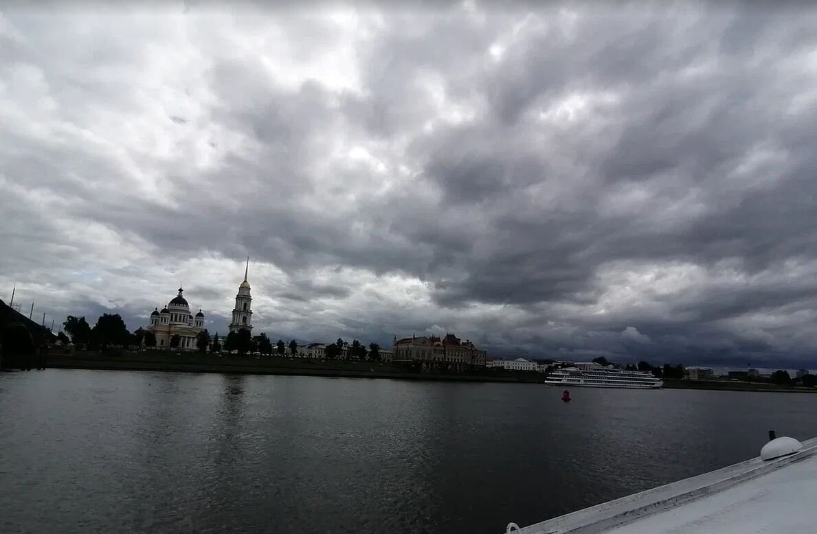 Вид на Рыбинск с Волги.