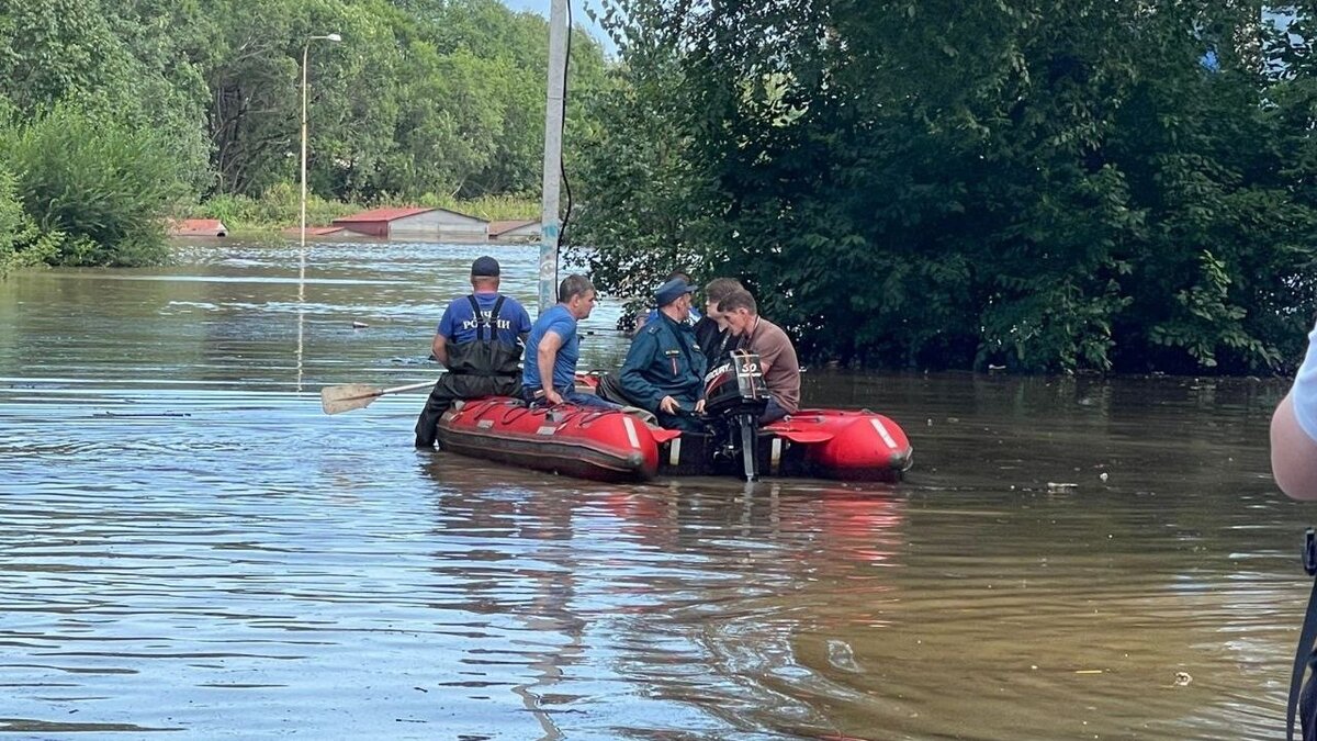     Вчера вечером, 13 августа, директор управления по делам ГО и ЧС Уссурийского городского округа Александр Лихидченко заявил, что нарушений целостности тема дамбы не произошло. А затопление микрорайона Междуречье, видимо, связано с подземными источниками.