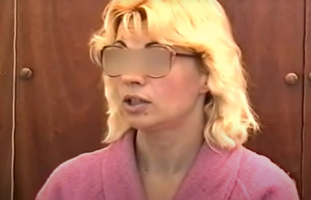 с канала  M E Д Ф И Л Ь М: Шизоаффективный психоз. "Пациентка всегда отличалась общительностью, яркой эмоциональностью, влюбчивостью... Поступает в психиатрический стационар в седьмой раз. "Мне казалось, что для меня показывают телевидение, телепередачи... У меня было очень весёлое настроение, мне казалось, что меня все любят. Я впервые пришла сюда на большом подъёме, я танцевала и пела"