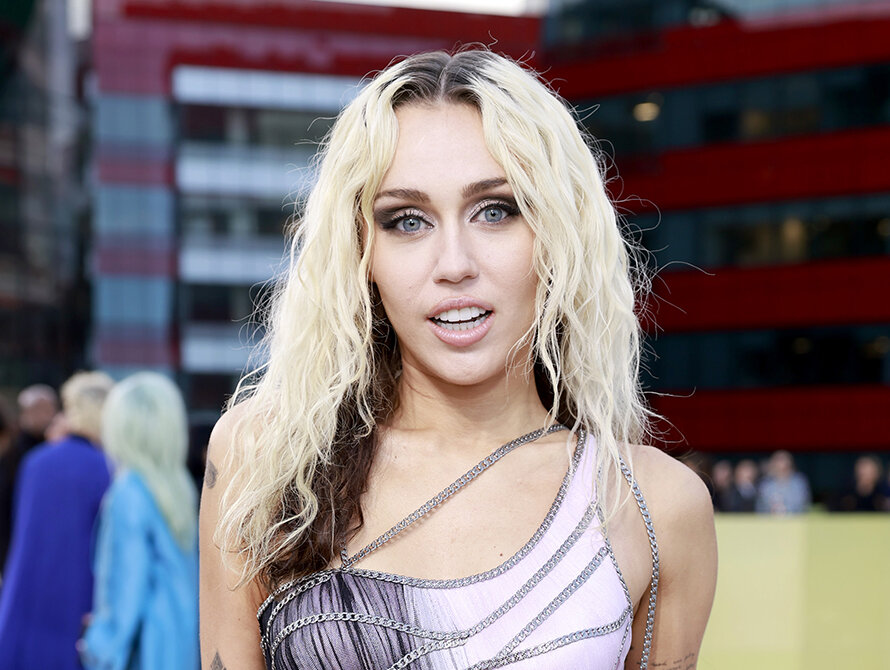 Майли Сайрус необычно намекнула на премьеру песни | Европа Плюс | Дзен