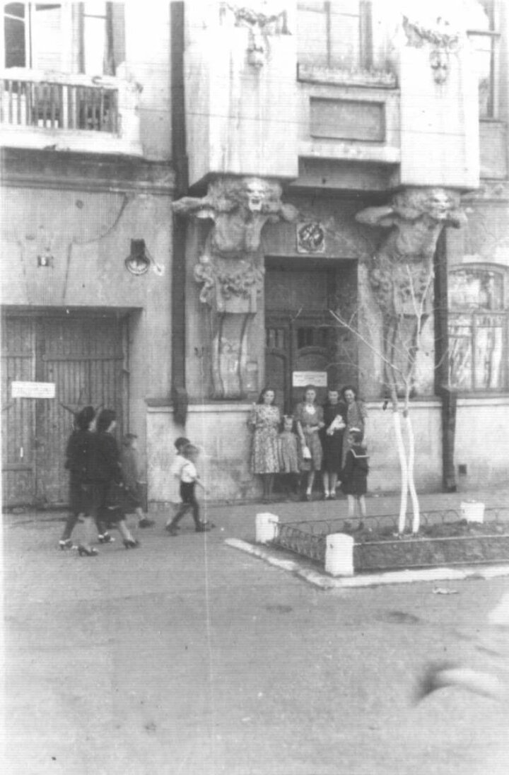 Фотография 1956 года. Обратите внимание, насколько ужасающе прекрасны старухи