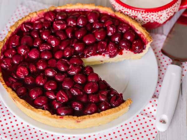 Вишневый тарт

📖 Ингредиенты:

Тесто:

- Творог 5% - 160 г. 
- Пшеничная мука - 200 г. 
- Сливочное масло - 120 г.  
- Яичные желтки - 2 шт.
- Сахарный песок - 2 ч. л.
- Соль - 1 щепотка

Начинка:

- Вишня - 600 г. 
- Кукурузный крахмал - 2 ст. л.
- Сахарный песок - 2 ст. л.
- Миндальные лепестки - 2 ст. л.

🧑🏻‍🍳 Приготовление:

1. Смешать творог, просеянную муку, натертое на терке холодное сливочное масло, соль и сахар. Перетереть до состояния крошки. Добавить желтки и быстро вымесить тесто. Завернуть в пакет и убрать на 1 час в холодильник.
2. Тесто раскатать между силиконовым ковриком и пергаментом до диаметра формы, плюс оставить на бортики. Переложить в форму для запекания. При помощи сита посыпать поверхность теста крахмалом. 
3. Затем выложить вишню, посыпать сахаром и миндальными лепестками. 4. Выпекать 40 мин в духовке, разогретой до 190°.

#вишневыйтарт #тарт #десерт #пирог 
