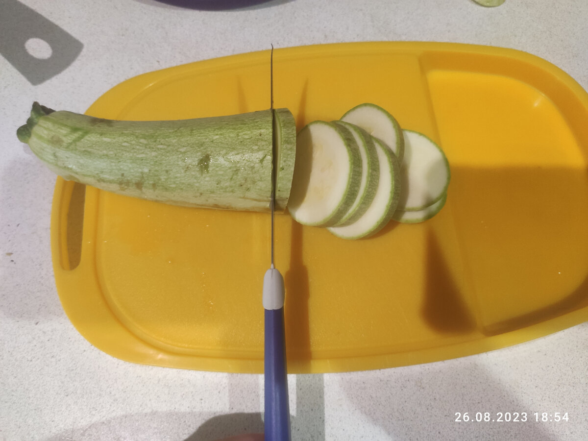 Нарезаем кабачки кружочками