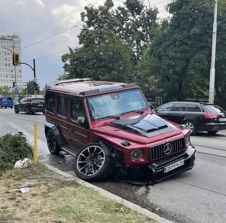 В Подмосковье один пожилой миллионер жестко поцарапал свой новенький Гелендваген. Причиной стало нетрезвость водителя на дороге