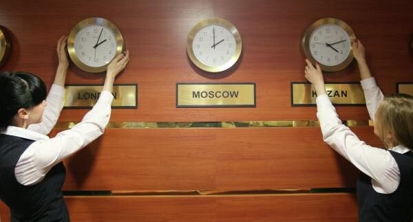 Подготовка к переводу стрелок на час вперед в гостинице «Гранд Отель Казань», 2009 год.📷
