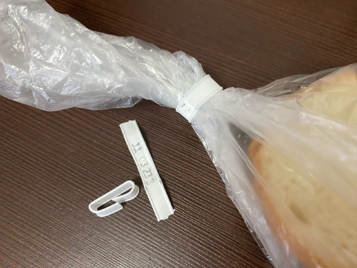 Поделки из зажимов от хлебных упаковок в коробке. Клипсы для пакетов упаковка. Зажимы для пакетов с хлебом. Почему нельзя выбрасывать зажимы от хлебных упаковок. Зажим для хлебных пакетов.