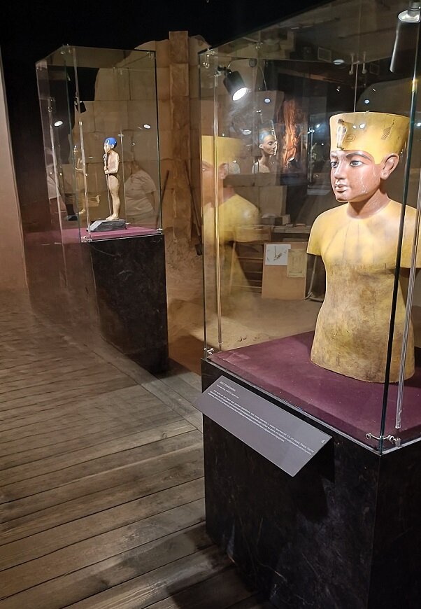 Выставка в Москве на ВДНХ «Сокровища гробницы Тутанхамона». Манекен Тутанхамона на выставке является не только произведением искусства, но также и великим историческим документом. Он напоминает нам о древних цивилизациях, их культуре и верованиях. Больше чем просто статуя, этот манекен передает нам частичку истории и помогает погрузиться в мир Древнего Египта. Фото из личного архива