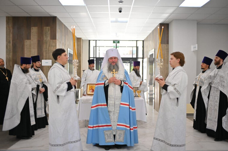    Митрополит Евгений также подарил медцентру иконы