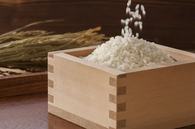 Деревянная мерка масу, которая использовалась для измерения риса. Размер 15х15х8 см, объем 1,8 литра (в случае сухого риса — около 1,5 кг)