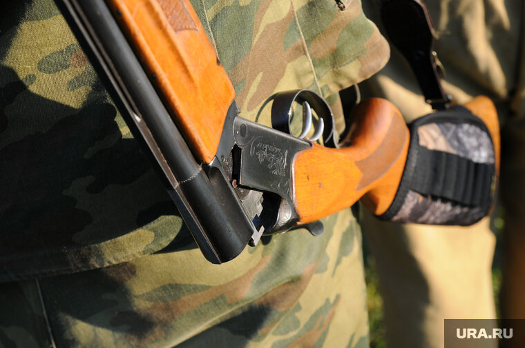    Мужчина случайно выстрелил себе в ногу, когда перезаряжал ружье