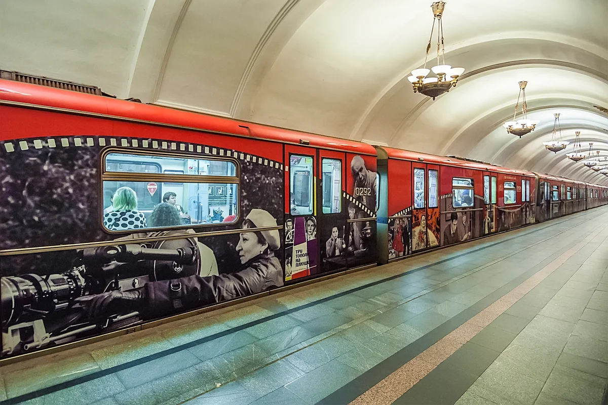 Moscow metro wars. Именные поезда Московского метрополитена Кольцевая линия. Поезд метро. Московское метро вагон красивый. Красивые поезда Московского метро.