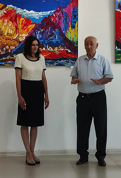 Кулина Кубанова и заслуженный работник культуры КЧР Юрий Карасов на открытии выставки