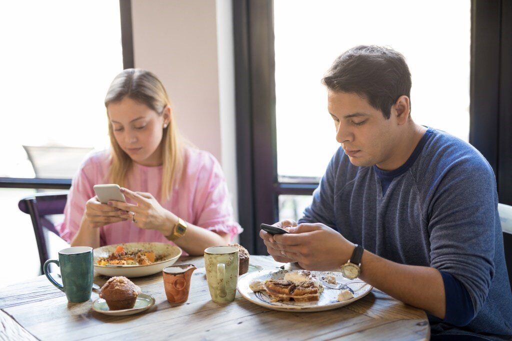 В общенациональном опросе, проведенном Home Run Inn Pizza, 1000 представителей поколения Z и 1000 миллениалов опросили об их привязанности к мобильным телефонам во время приготовления или еды — с...-2
