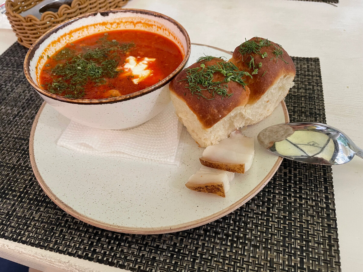 Борщ с пампушками.