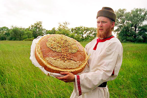 В Древней Руси с караваем было связанно множество примет