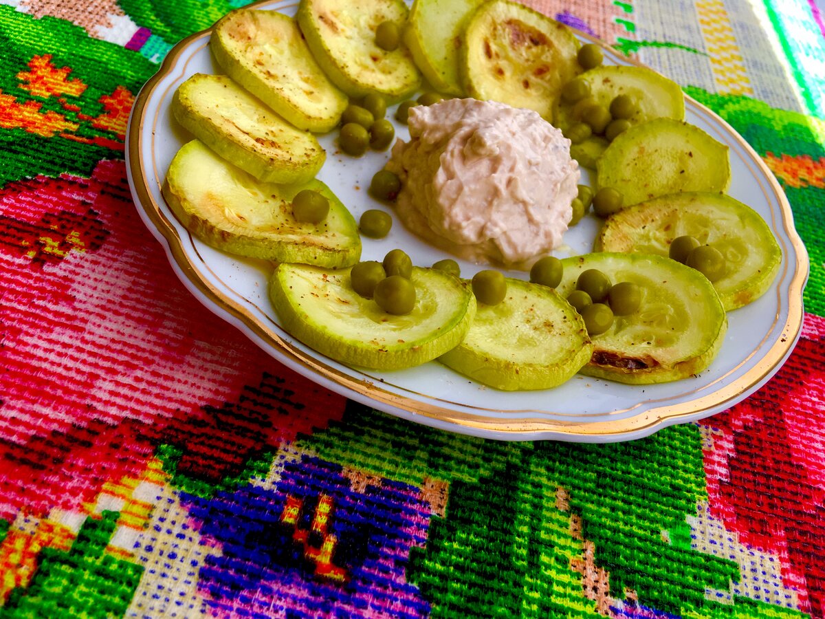 На 100 грамм - 46,5 ккал; БЖУ: 1/0,5/9,5