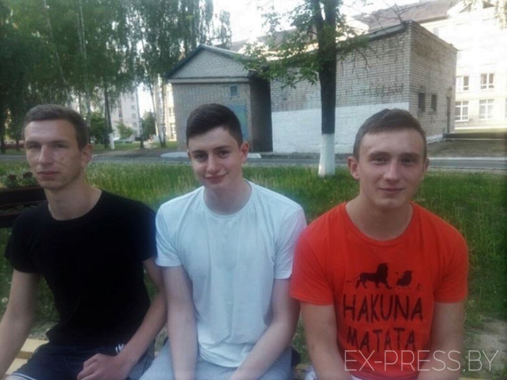 Артур Киткевич (в центре) и его друзья Евгений Чернушевич и Илья Журавлев после происшествия