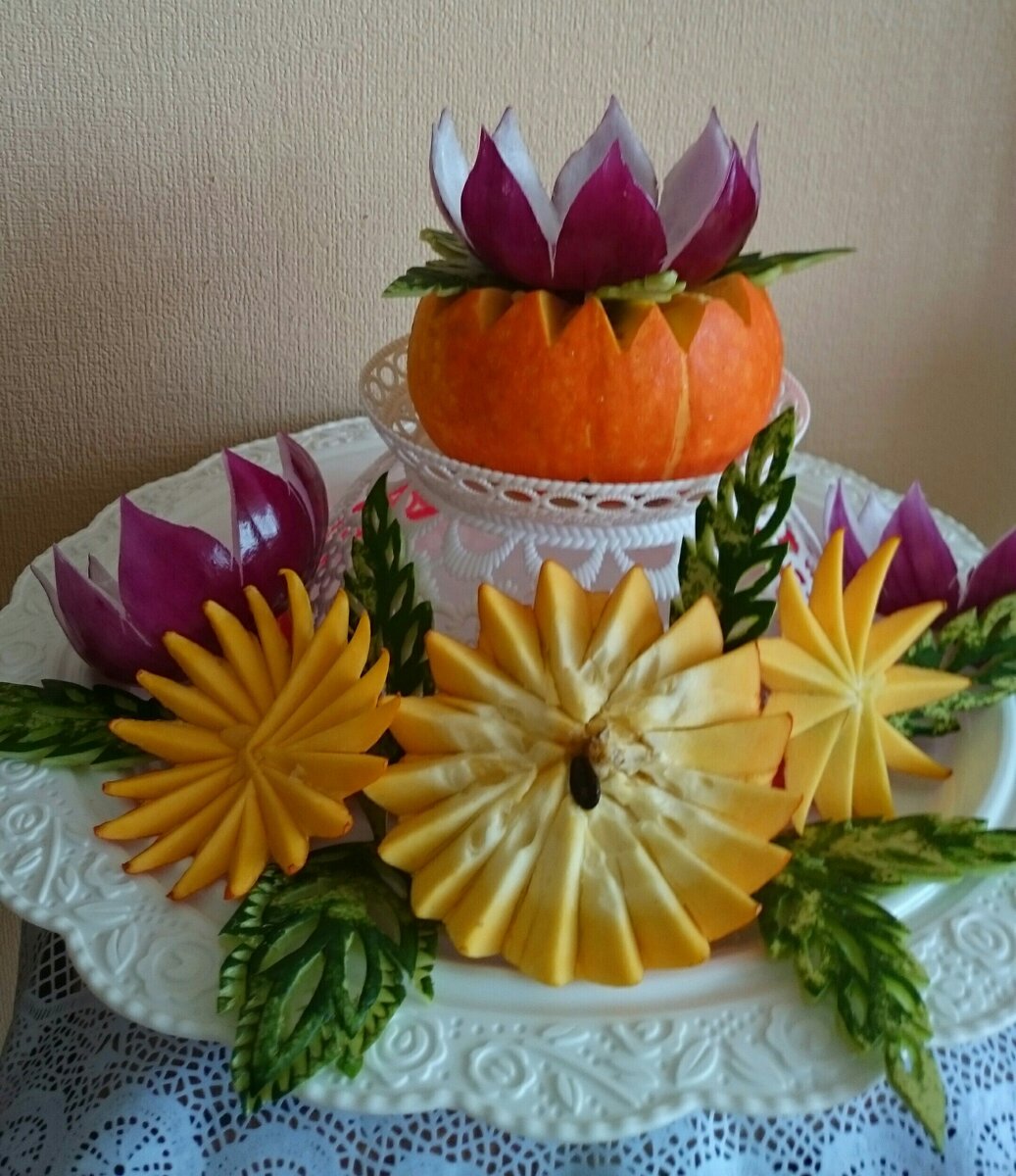 Цветы из тыквы и красного лука!