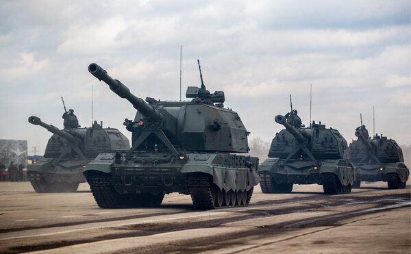 На переднем плане САУ 2С35 "Коалиция-СВ", на заднем - 3 САУ 2С19 "Мста-С"