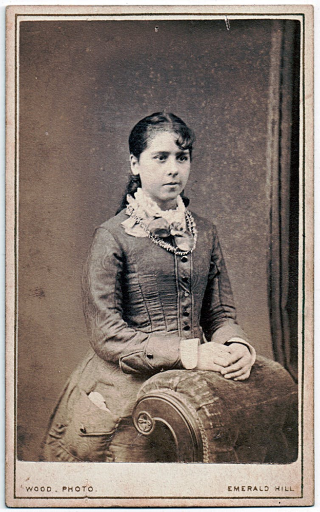Источник: https://i.pinimg.com/736x/99/0e/0d/990e0d735bf3f637f44fc9acf9f9b9d0--fashion-images-victorian-fashion.jpg.