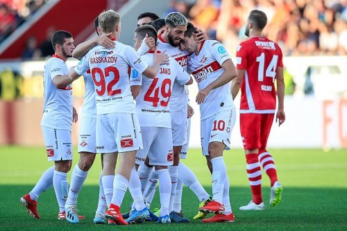 

Сложно было ждать от «Туна» чего-то хорошего. За последние десять лет «Спартак» только однажды проходил квалификацию еврокубков, а этим летом за «красно-белых» особенно тревожно. Кононов до сих пор не осознал, где находится, команда потеряла лидеров при том, что их сменщики ещё не вписались, а болельщики не прекращают истерики по поводу того, что при Каррере было лучше. 
