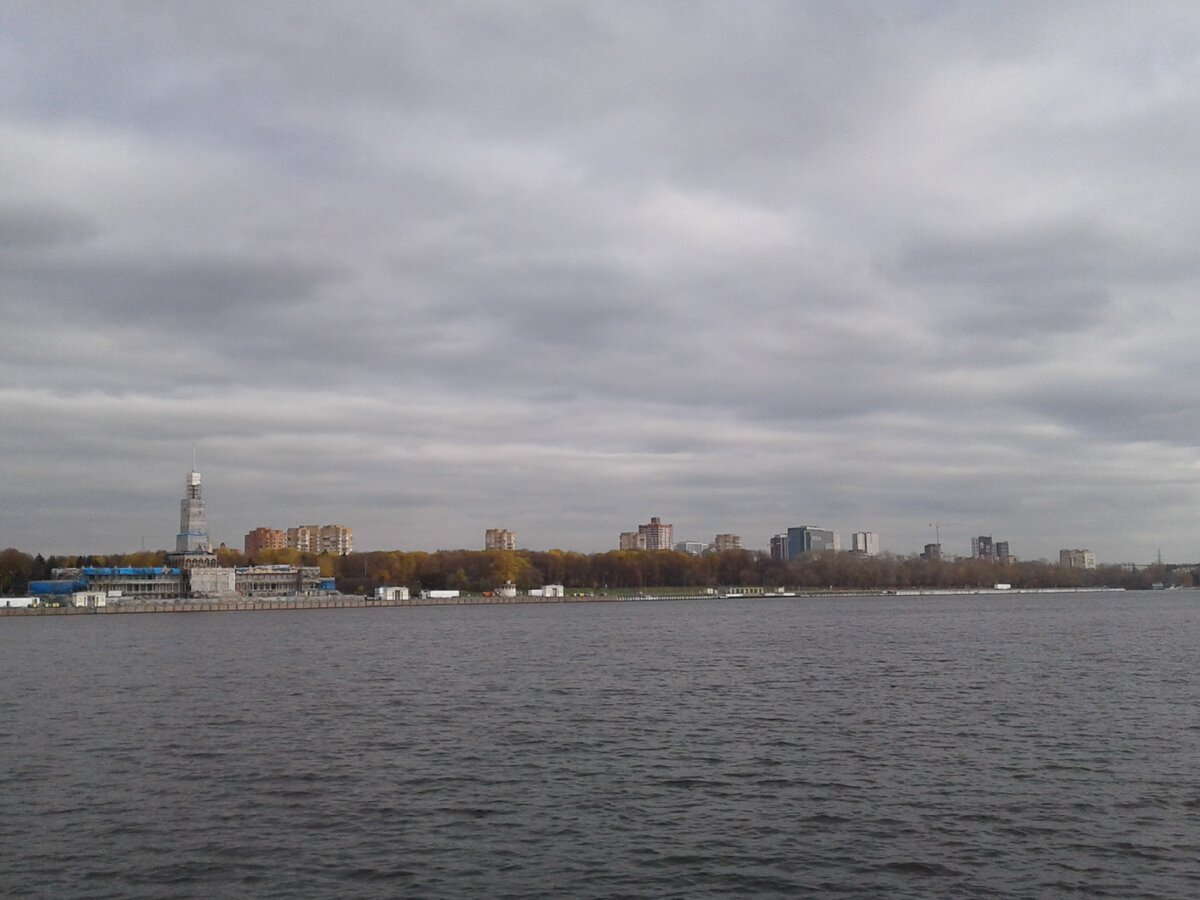 Вид на Северный речной воузал с западного берега канала имени Москвы