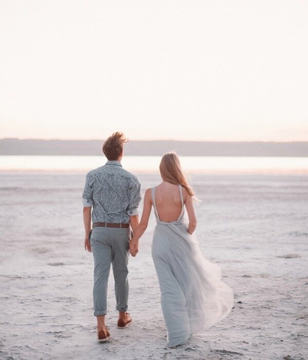 https://pixabay.com/photos/couple-love-feelings-seaside-2300099/