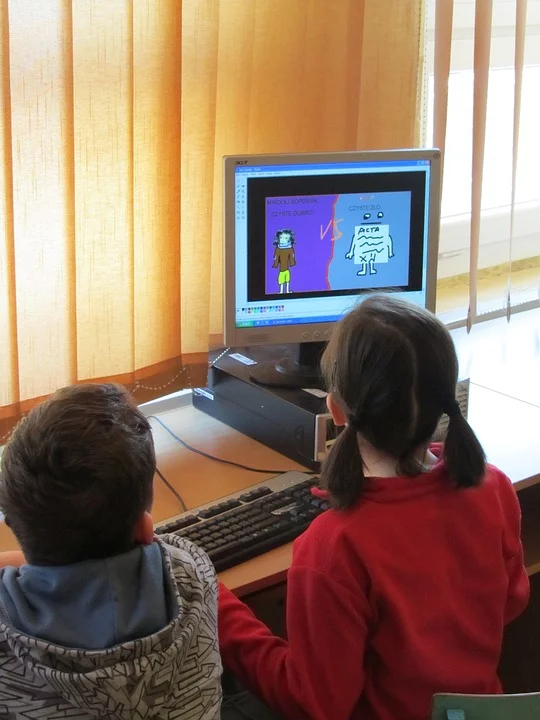 Источник:https://cdn.pixabay.com/photo/2016/04/06/10/58/children-1311506_960_720.jpg