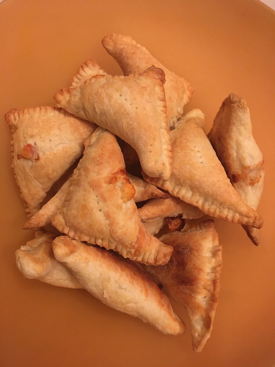 Слойки с сыром и колбасой