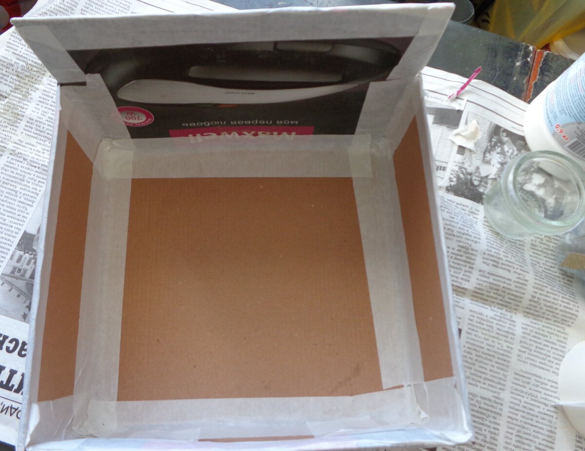 закрепляем сгибы коробки малярным скотчем, изнутри...