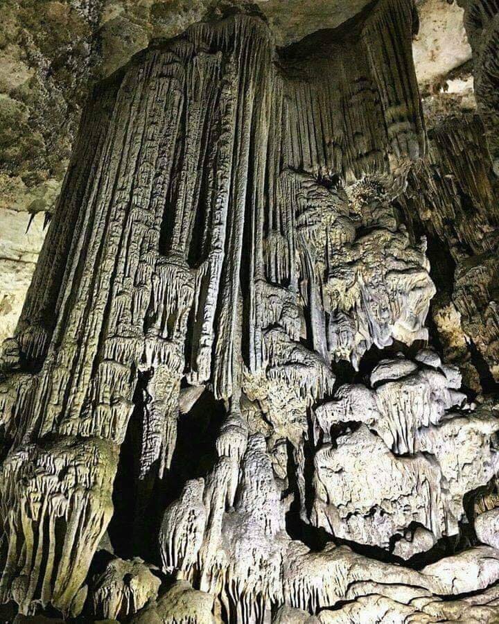 Удивительный вход в пещеру