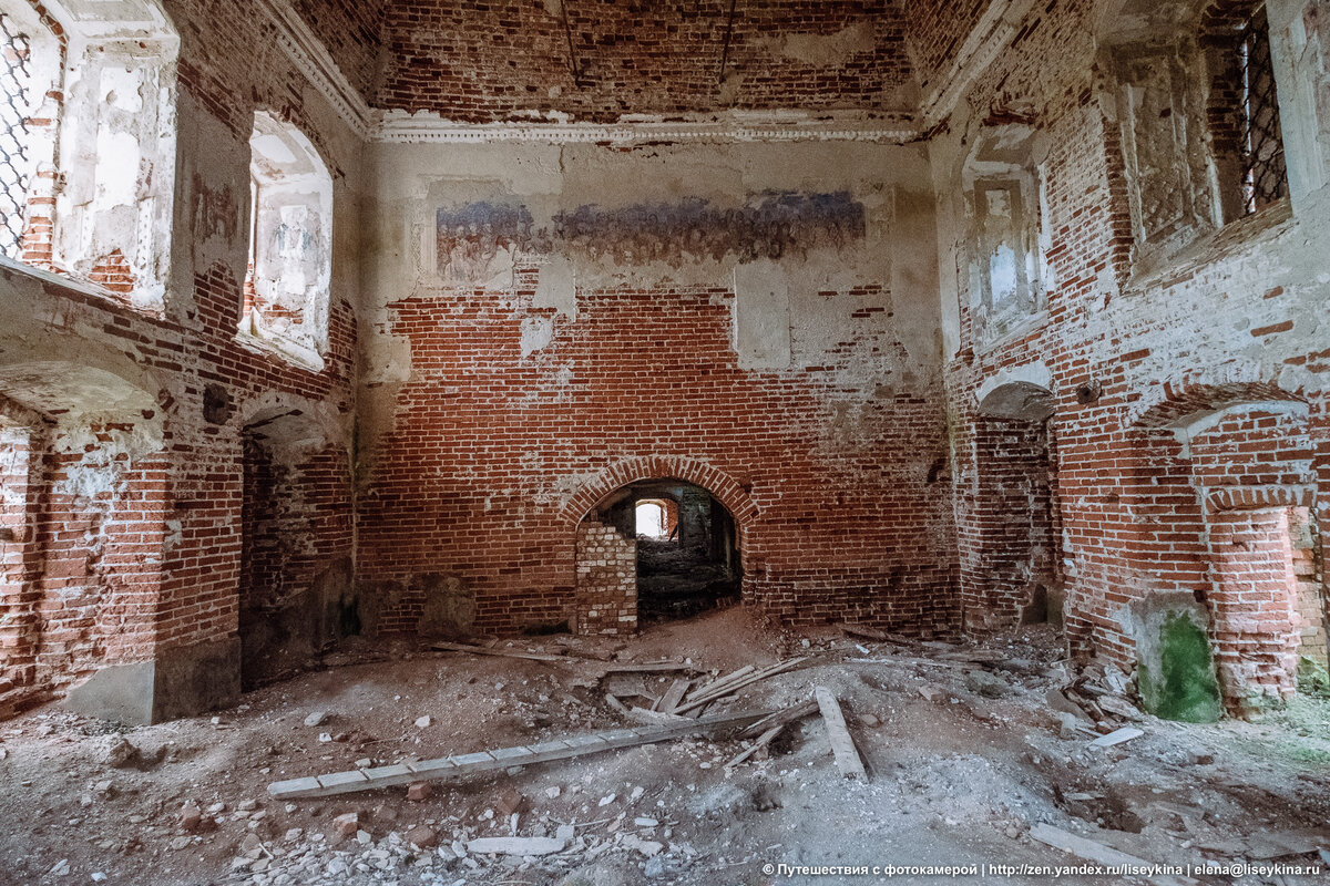 Заброшенный и разворованный храм в селе, с населением 1 (один) человек. Показываю, что увидела внутри