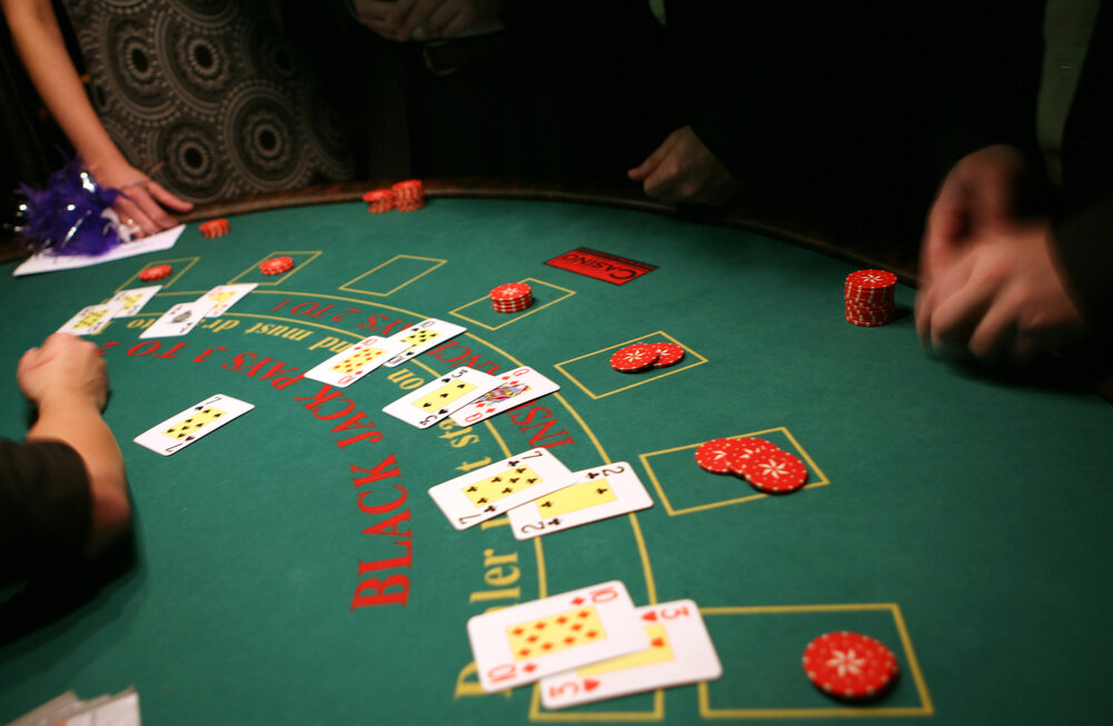   Приметы как привлечь удачу для выигрыша в азартных играх:   Еще хочется сказать о такой примете, которой не пренебрегают игроки в карты на деньги.-3