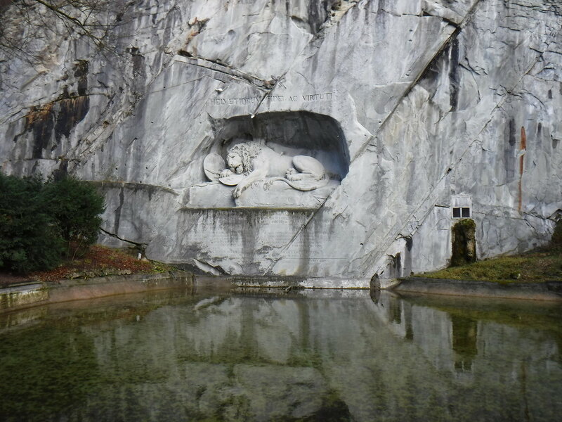  Умирающий  лев - памятник швейцарским наемникам/гвардейцам, погибшим при штурме  королевского дворца в Тюильри в 1792 г. бунтующей чернью, возбужденной  иллюминатами (+ погибшим при логично - в рамках происходивших событий -   последовавшей резне пленным швейцарцам). М.Твен назвал композицию  "самым трогательным каменным изваянием, к-рое он когда-либо видел" 