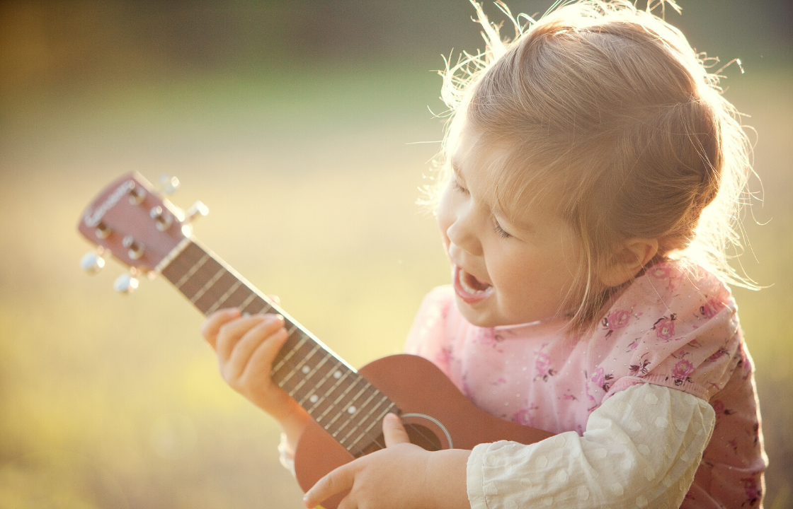 Какая сегодня петь. Дети поют. Пение дети. Маленькая девочка поет. Маленькие дети поют.