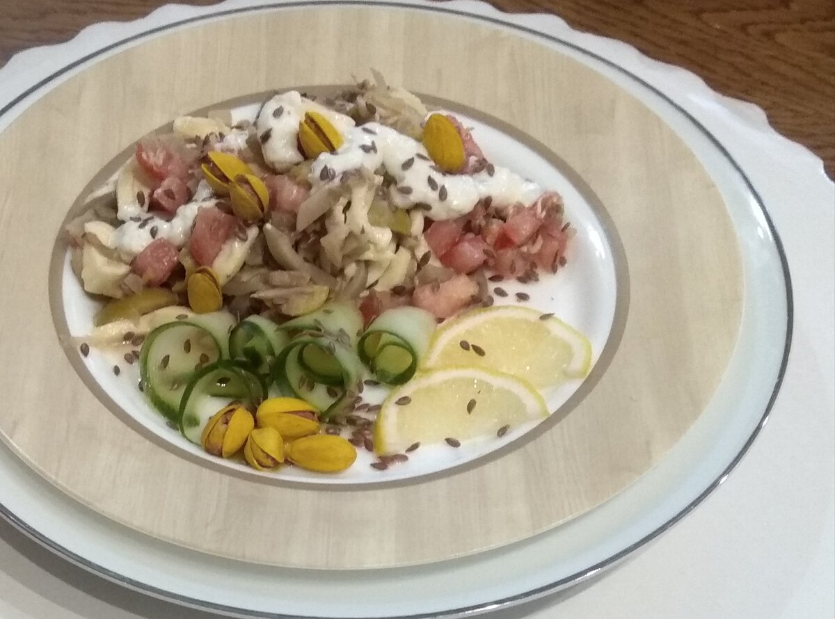 Легкий и вкусный салатик для здорового питания и просто вкусного перекуса. Прекрасно сочетается с легкой йогуртовой заправкой и семенами льна и фисташками.