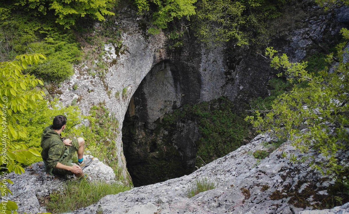 Одна из пещер на плато Чатыр-Даг в Крыму