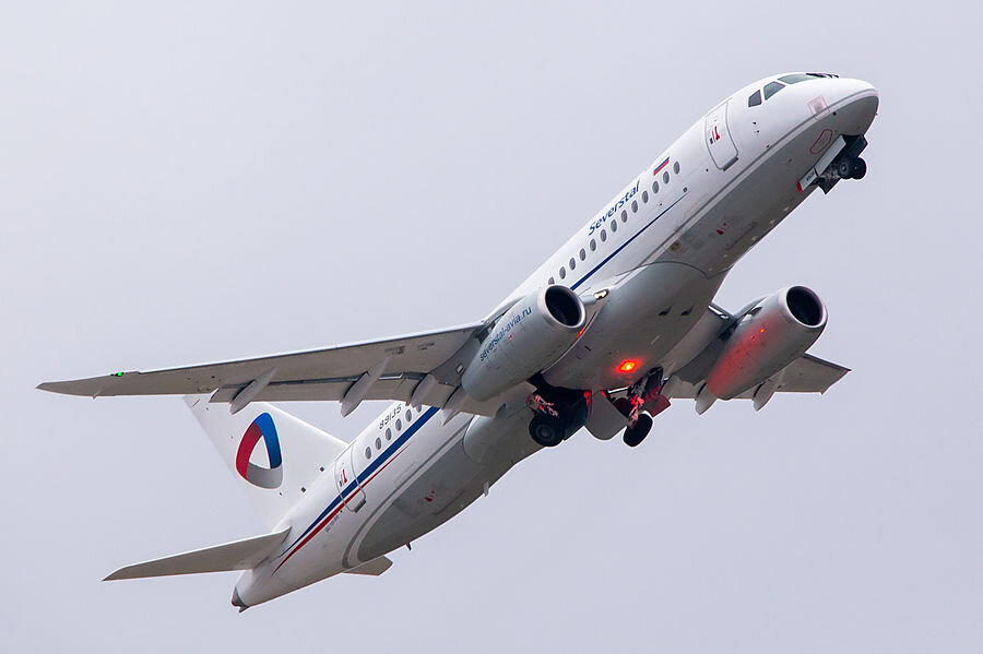 Самолет  Superjet 100 с горизонтальными законцовками крыла. Фото: ГСС