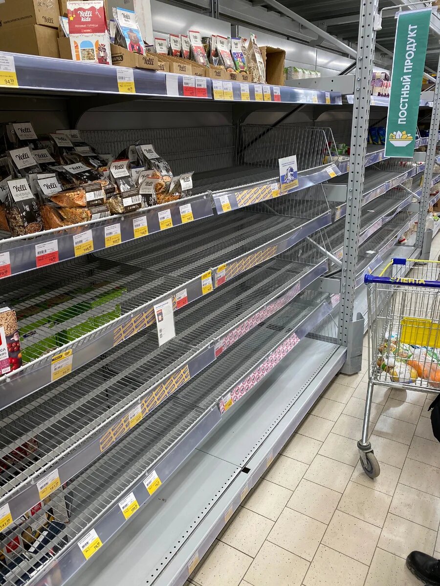 Саратов, пустые полки.