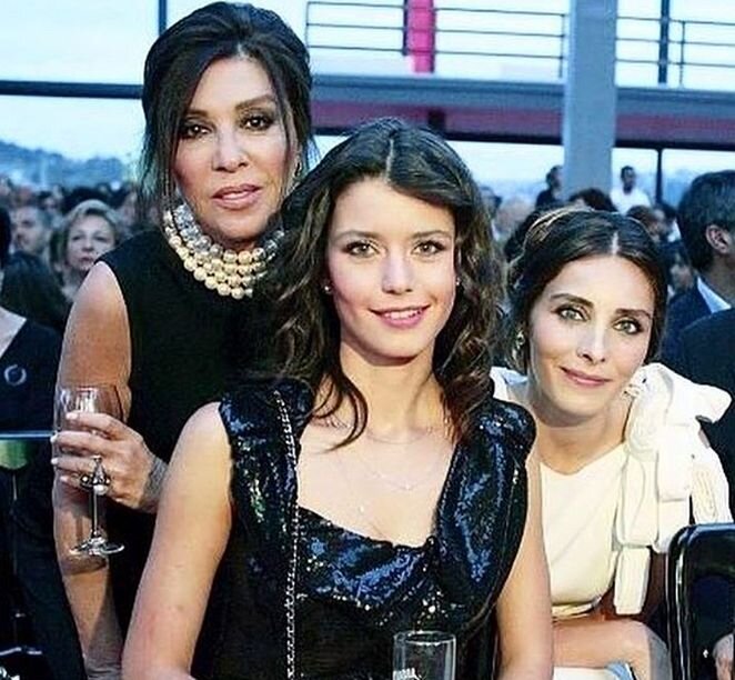 фото из интернета Фирдевс с дочерьми