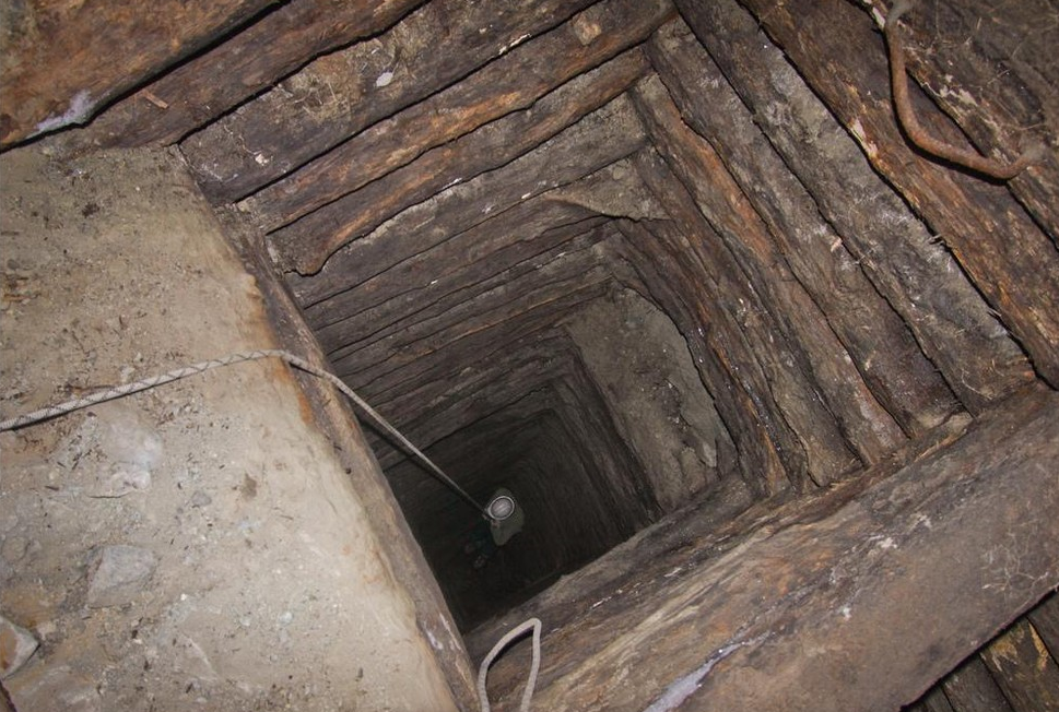 дезинфекция шахты колодца. колодец под скважину. шахта под скважину. шахтный колодец. опережающая скважина в шахте.