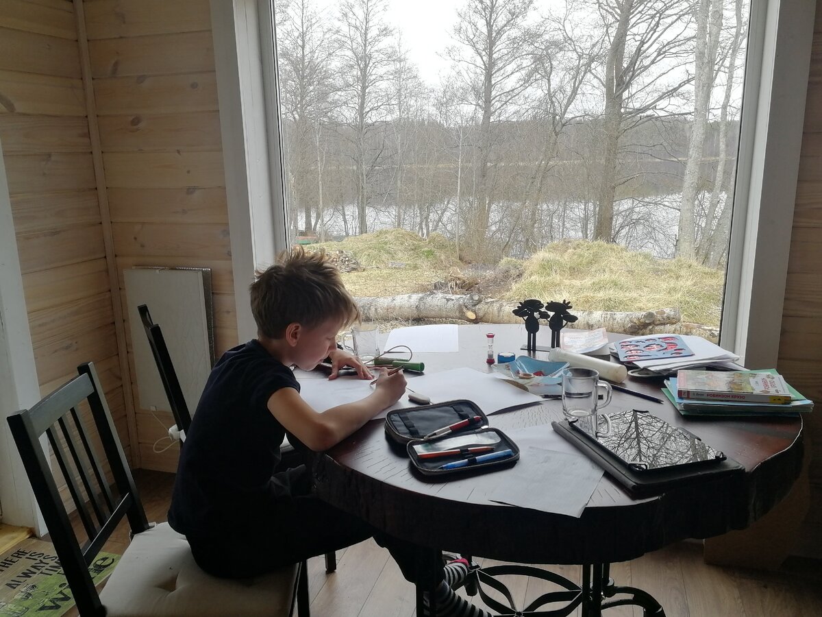 На обеденном столе у нас теперь сплошные учебники и тетради