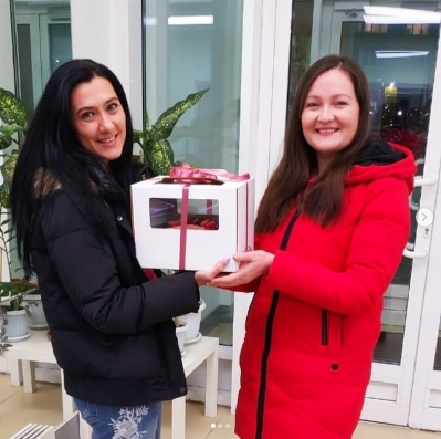 Алсу передает торт соседке ещё до карантина