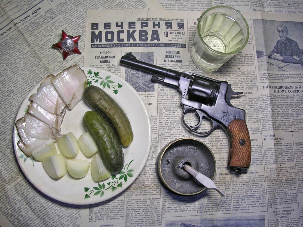 Фото из открытых источников. Наш родной натюрморт… Чует моё сердце, что рабочий стол Главного Редактора нашего канала примерно как-то так выглядит. Правда, я бы убрал чеснок, положил бы вместо него лук с черным хлебом. И наган взял бы царский или бельгийский, с человеческой рукояткой.