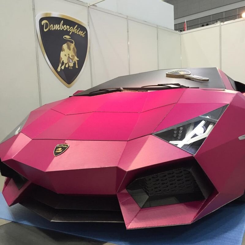 Что значит 1:3 в названии авто? Это масштаб! Машинка будет не совсем маленькая, но и не большая. Строю по часу в день, так что, надеюсь, простоев в бортовом журнале не будет.
Итак, к делу. 
Машинка строится с соблюдением всех пропорций и стоит задача добиться 99% сходства внешне и в салоне.
По материалам:
Кузов строится из гофрокартона, затем картон обрабатывается эпоксидной смолой с добавлением стеклоткани. Итого — пластиковый кузов.
Что касается рамы, скорее всего будет металлических труб.
Подвеску планирую рабочую, амортизаторы от какого-либо скутера. Рычаги — самодел. Рулевое управление — самодел.
Двигатель — бензиновый веломотор на 5л.с.
Салон — экокожа бежевого и черного оттенков
С цветом уже тоже определились — "тифани", крыша, возможно, окрасится в черный матовый.
Итого получаем действующую реплику Lamborghini, но в масштабе!
