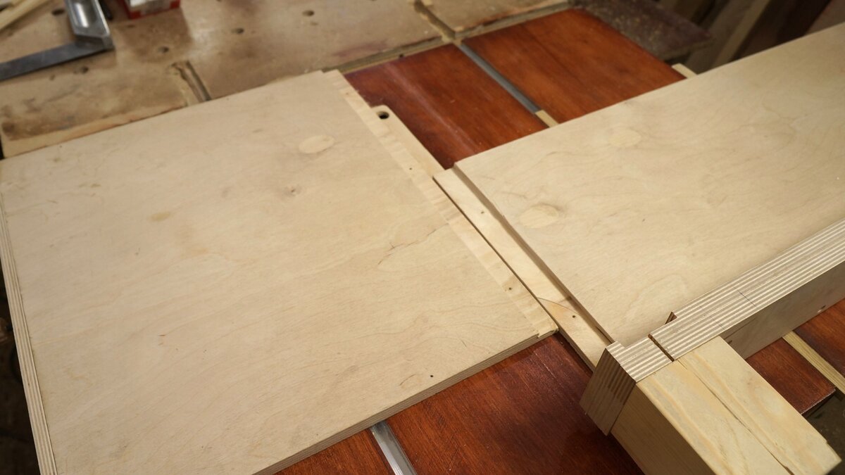 Паз в частях салазок